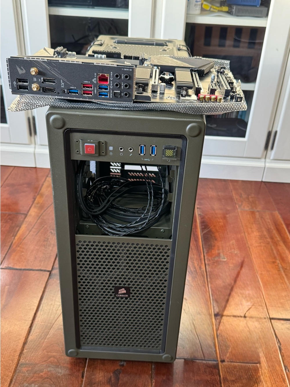 Corsair Vengeance C70 Mid-Tower Case Military AORUS PRO AZ AM4 ITX